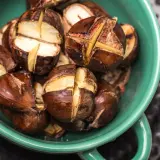 Castañas recién hechas, listas para asar en microondas. Su interior cremoso y su exterior tostado invitan a disfrutar de este manjar.
