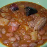 Alubias guisadas con chorizo y morcilla, perfectas tras su tiempo de cocción de las alubias en olla rápida.
