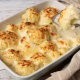 Coliflor gratinada con bechamel cremosa, lista para servir. Un plato reconfortante y delicioso.