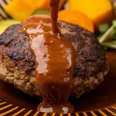 Filetes rusos jugosos con salsa, inspirados en la receta de Arguiñano. Acompañados de verduras frescas y calabaza.