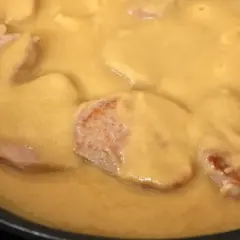 Filetes de cerdo en una salsa cremosa y espesa, perfecta para aprender como espesar una salsa.