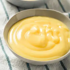 Crema pastelera suave y sedosa, perfecta para postres rápidos. ¡La crema pastelera microondas es tu aliada!