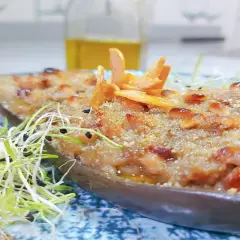 Berenjenas rellenas arguiñano, gratinadas y crujientes, con piñones y brotes frescos. ¡Un plato delicioso!