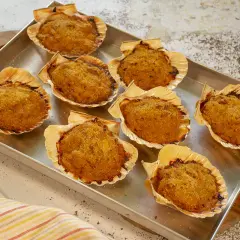 Ocho vieiras a la gallega gratinadas en sus conchas, listas para disfrutar.