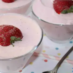 Deliciosa espuma de fresas Thermomix, servida en copas y decorada con fresas frescas.