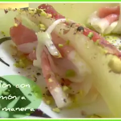 Melón con jamón, un clásico reinventado con pistachos picados. ¡Una delicia para el paladar!