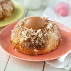 Monas de Pascua con huevo cocido y azúcar glas, perfectas para tu receta.