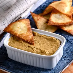 Un dip cremoso de paté de mejillones en escabeche, servido con crujientes totopos dorados.