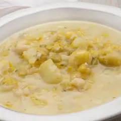Crema reconfortante de puerros con patatas, un plato casero perfecto para un día frío.
