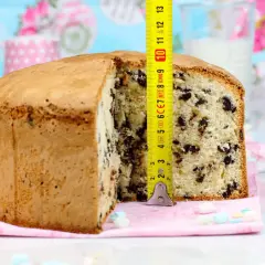 Bizcocho de vainilla con chispas de chocolate, medido con cinta métrica. ¡Perfecto para una merienda!