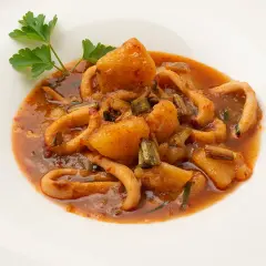 Patatas con calamares arguiñano, un plato casero lleno de sabor.