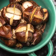 Castañas recién hechas, listas para asar en microondas. Su interior cremoso y su exterior tostado invitan a disfrutar de este manjar.