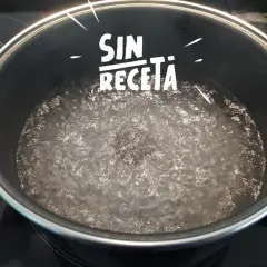 Agua hirviendo en una olla, lista para cocinar. ¿Cuánto tarda en hervir el agua? ¡Depende de la cocina!