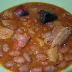 Alubias guisadas con chorizo y morcilla, perfectas tras su tiempo de cocción de las alubias en olla rápida.