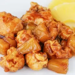 Sabroso pollo con piña en salsa agridulce, con trozos de piña dorada y jugosa.