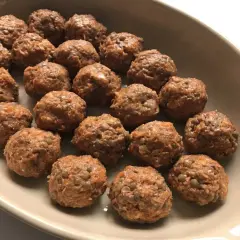 Albondigas de lentejas listas para hornear en una bandeja.
