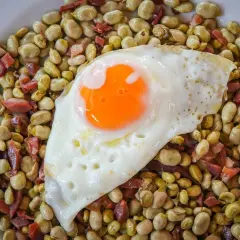 Habas con jamón, un plato típico español, coronado con un huevo frito. ¡Un clásico de Arguiñano!