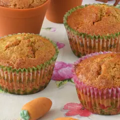 Deliciosas magdalenas de zanahoria, horneadas en macetas de terracota y decoradas con motivos florales.