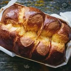 Pan casero Thermomix, dorado y esponjoso, listo para disfrutar. Su corteza crujiente y miga tierna lo hacen perfecto.