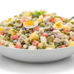 Ensaladilla rusa Thermomix: patatas, guisantes, huevo duro, zanahoria, pepinillos y pollo en una cremosa salsa.