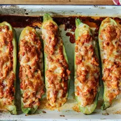 Calabacines rellenos arguiñano, dorados y gratinados en una bandeja de horno. ¡Un plato casero delicioso!