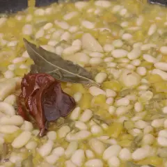 Un plato humeante de pochas a la riojana, con judías blancas tiernas, pimiento, laurel y guindilla.