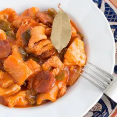 Un plato de callos a la madrileña, con chorizo y pimientos, como las recetas de la abuela. Un manjar tradicional.