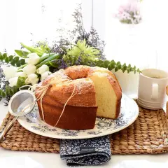Bizcocho yogur Thermomix esponjoso, perfecto para un desayuno o merienda. Decorado con azúcar glas y atado con rafia.
