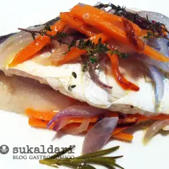 Lubina en papillote con zanahoria y cebolla morada, un plato ligero y sabroso.