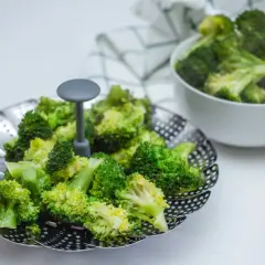 Brócoli al vapor en un vaporizador metálico, listo para servir. El tiempo de cocción del brócoli es clave para su frescura.