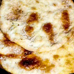 Deliciosas tortas de anís, crujientes y espolvoreadas con azúcar, listas para disfrutar.