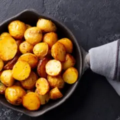 Patatas doradas y crujientes en una sartén, listas para servir. Un toque de romero realza el aroma de estas patatas olla express.