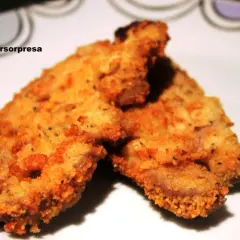 Tres escalopes de ternera empanados y dorados, listos para disfrutar.