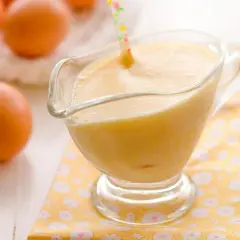 Crema pastelera perfecta hecha en Thermomix, lista para usar. Huevos frescos en el fondo.