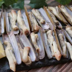 Navajas a la plancha, listas para disfrutar. Un plato de marisco fresco con toques de limón.