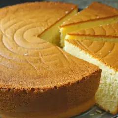 Bizcocho sin azucar, esponjoso y dorado, con un diseño circular en la superficie. Perfecto para un postre saludable.