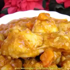 Sabroso pollo al chilindrón arguiñano, con trozos de pimiento y tomate en una salsa dorada.