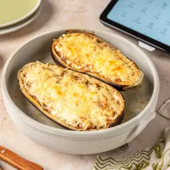 Berenjenas rellenas gratinadas, listas para disfrutar. La Thermomix facilita la preparación de esta deliciosa receta.