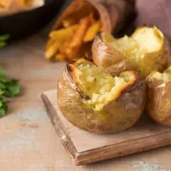 Patatas asadas al horno en papel albal, tiernas y doradas, listas para disfrutar.