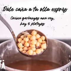 Cucharón lleno de garbanzos cocidos en olla express. ¡Cocina garbanzos una vez y haz 5 platazos!