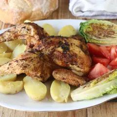 Pollo a la brasa jugoso y dorado, acompañado de papas amarillas, tomates frescos y lechuga a la parrilla. Un festín para disfrutar.