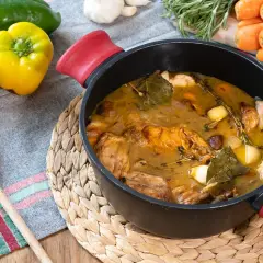 Un delicioso conejo en escabeche, cocinado a fuego lento con hierbas aromáticas y verduras.