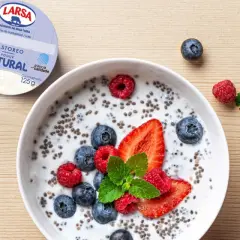 Yogur natural con chía, fresas, arándanos y frambuesas. Ideal para saber cuanto tiempo dejar la chía en yogurt y disfrutar de un desayuno saludable.