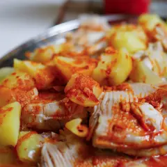 Raya a la gallega con patatas cocidas y espolvoreada con pimentón. Un plato tradicional gallego.