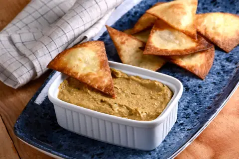 Un dip cremoso de paté de mejillones en escabeche, servido con crujientes totopos dorados.