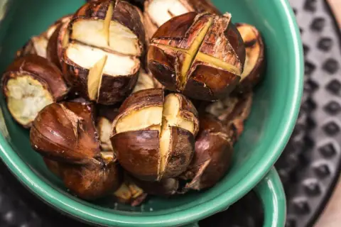 Castañas recién hechas, listas para asar en microondas. Su interior cremoso y su exterior tostado invitan a disfrutar de este manjar.