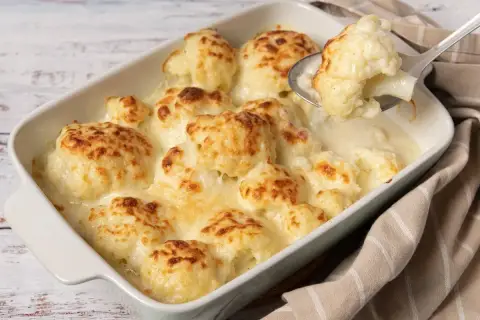 Coliflor gratinada con bechamel cremosa, lista para servir. Un plato reconfortante y delicioso.
