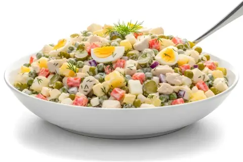 Ensaladilla rusa Thermomix: patatas, guisantes, huevo duro, zanahoria, pepinillos y pollo en una cremosa salsa.