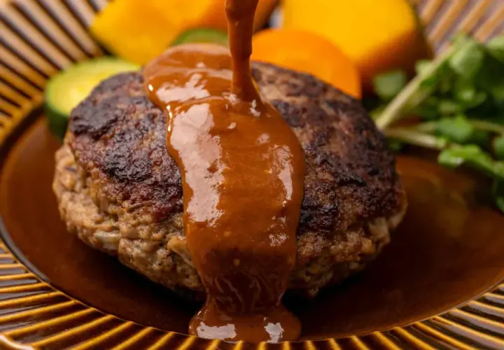 Filetes rusos jugosos con salsa, inspirados en la receta de Arguiñano. Acompañados de verduras frescas y calabaza.