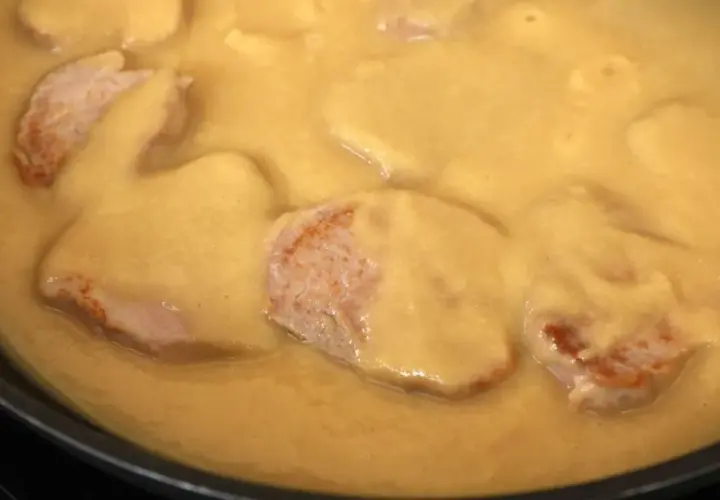 Filetes de cerdo en una salsa cremosa y espesa, perfecta para aprender como espesar una salsa.